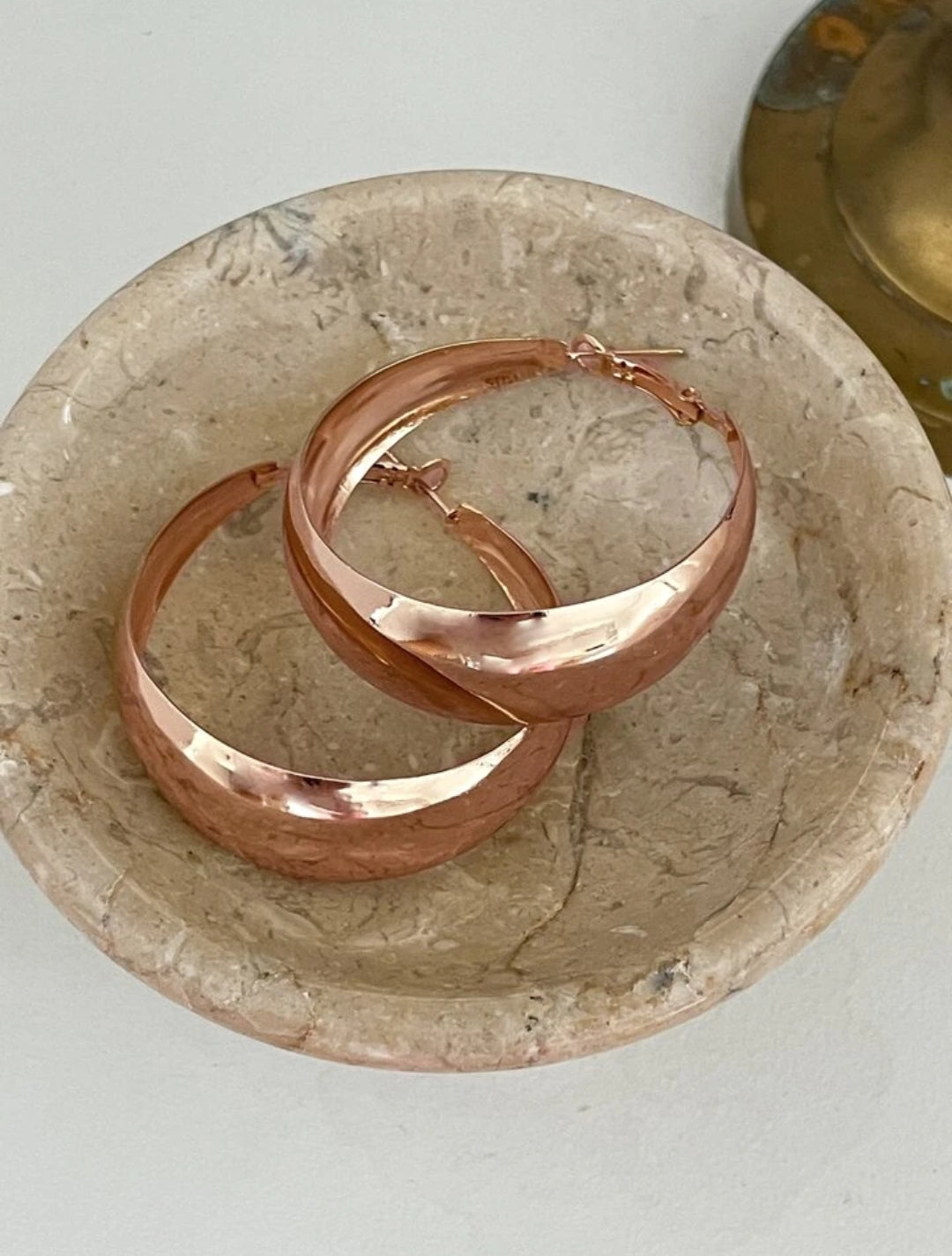 Essenza™ | Minimalistiska örhängen med subtil charm