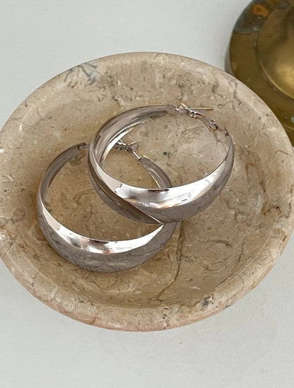 Essenza™ | Minimalistiska örhängen med subtil charm