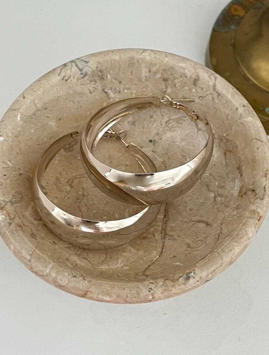 Essenza™ | Minimalistiska örhängen med subtil charm